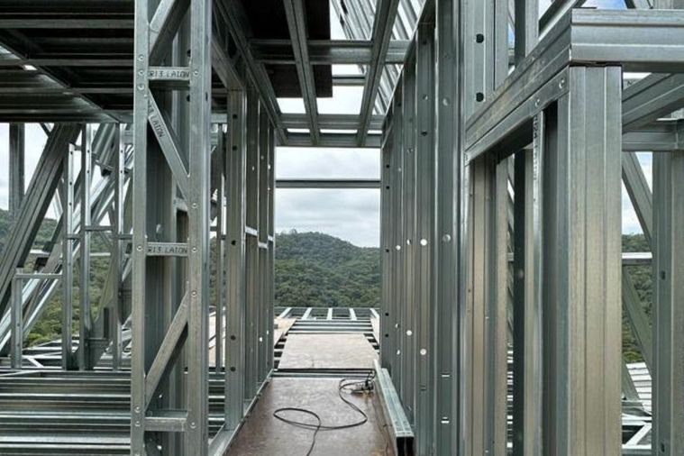 Interior de uma estrutura em light steel frame já montada, com os perfis
                verticais à vista.