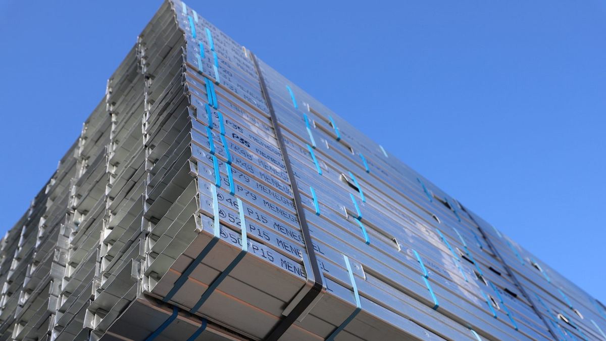 Edifício em light steel frame com a fachada em montagem, andaimes e as placas de
              revestimento a serem aplicadas sobre a estrutura.
