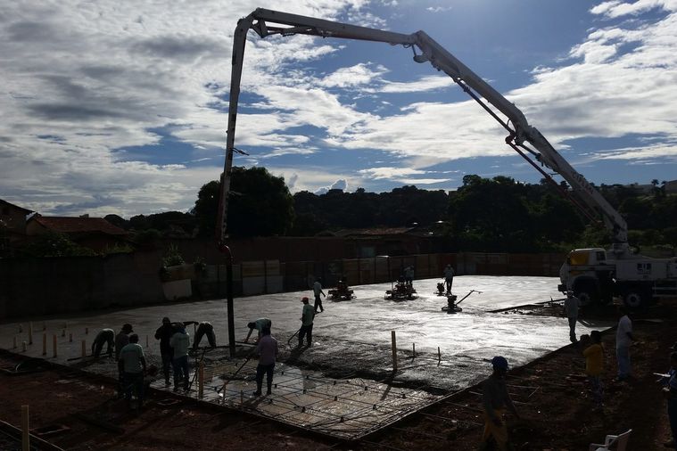 Betonagem de um ensoleiramento com bomba de betão em obra, com a armadura e as
              cordoalhas já colocadas.